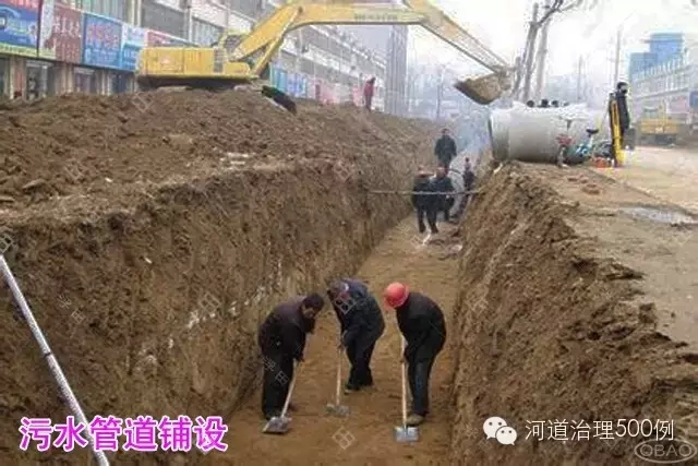 工人正在铺设污水管道 工人正在铺设污水管道