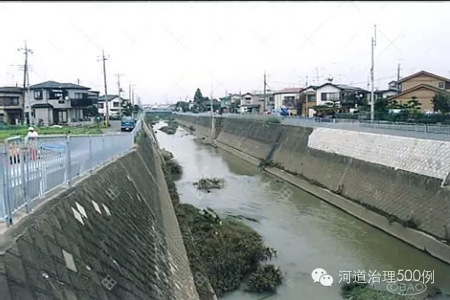 被直线化且用护岸固定的河流 被直线化且用护岸固定的河流