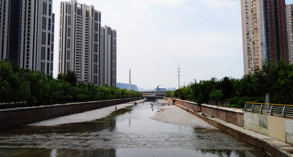 李村河君峰路至峰山路段竣工 变身"水印绿廊"