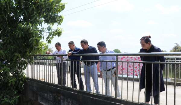 泸县人大常委会副主任余冰率队督导玄滩镇环保工作,实地查看了河道治理、饮用水源地保护和环保问题整改等情况。 泸县人大常委会副主任余冰率队督导玄滩镇环保工作,实地查看了河道治理、饮用水源地保护和环保问题整改等情况。