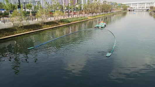 自动保洁船张开“双臂” 自动保洁船张开“双臂”